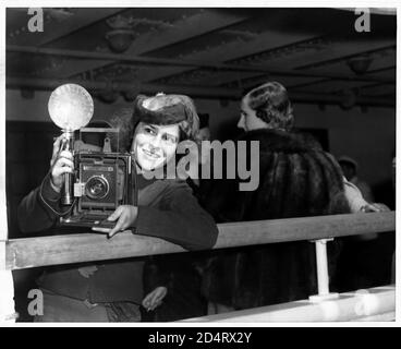 1939, NEW YORK, USA: Die gefeierte amerikanische Reporterin Fotografin MARGARET BOURKE-WHITE (1904 - 1971) bei der Arbeit in NY Hafen auf einem Boot auf dem Weg zum KRIEG in EUROPA. Porträt von unbekannten Fotografen . Zur Zeit heiratete Margaret die gefeierte Romanautorin Erskine Caldwell. Bourke-White war die erste bekannte Kriegskorrespondentin und die erste Frau, die während des Zweiten Weltkriegs in Kampfzonen arbeiten durfte 1941 reiste sie in die Sowjetunion und ab 1942 wurde sie an die US Army Air Force in Nordafrika angeschlossen, dann an die US Army in Italien und später in Deutschland.- BOURKE WHITE - Stockfoto