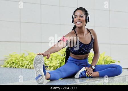 Fit Woman Dehnung Bein Stockfoto