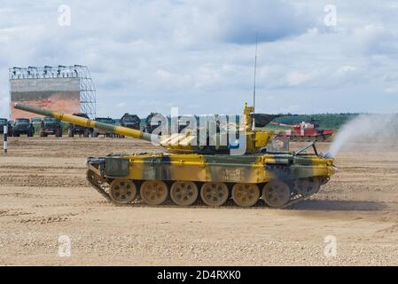 ALABINO, RUSSLAND - 27. AUGUST 2020: Tank Т-72Б3 der Teams von Kasachstan auf der Tank Biathlon-Strecke. Internationale Armeespiele Stockfoto