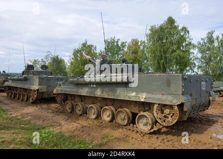 ALABINO, RUSSLAND - 27. AUGUST 2020: Zwei BMP-3-Infanterie-Kampffahrzeuge in einem Konvoi militärischer Ausrüstung. Internationales Militärforum 'Army-2020' Stockfoto