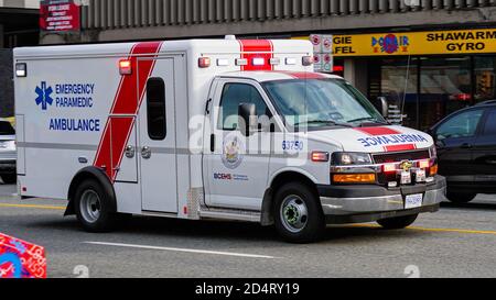 Vancouver, British Columbia, Kanada. Okt. 2020. Ein Krankenwagen beschleunigt zu einem Notruf in Vancouver. Quelle: Bayne Stanley/ZUMA Wire/Alamy Live News Stockfoto