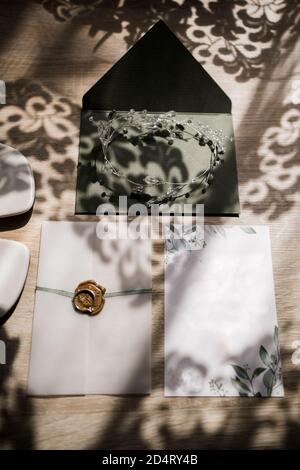 Eine Hochzeit klingelt auf Einladungskarten für die Hochzeit Stockfoto