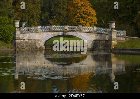 PAWLOWSK, RUSSLAND - 28. SEPTEMBER 2020: Alte Viscontiev-Brücke aus der Nähe am Septembernachmittag. Pawlowsk Palace Park Stockfoto