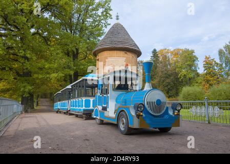 PAWLOWSK, RUSSLAND - 28. SEPTEMBER 2020: Touristenzug vor dem Hintergrund des Pil-Turms an einem Septembernachmittag. Pawlowsk Palace Park Stockfoto