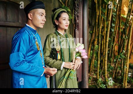 Paar in blauen und grünen AO dai Kleidern Stockfoto