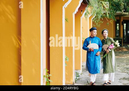 Paar zu Fuß in vietnamesischen Kostümen Stockfoto