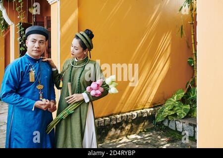 Braut und Bräutigam in Ao dai Kleidern Stockfoto