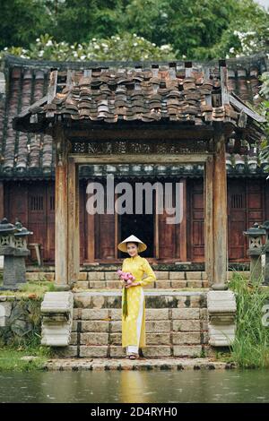 Vietnamesische Frau in traditioneller Tracht Stockfoto