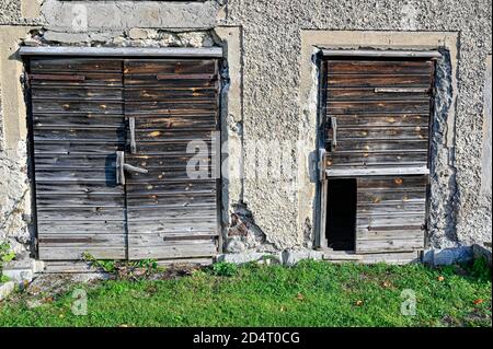 Alte Scheune mit zwei Holztüren in braun Stockfoto