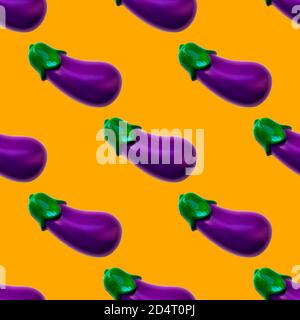 Nahtloses Muster Aubergine. Spielzeug Kunststoff Gemüse isoliert onorange Hintergrund. Plastikgemüse für das Spiel. Spielen im Kindergeschäft Stockfoto
