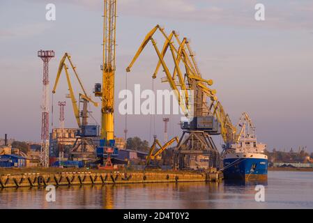 WYBORG, RUSSLAND - 03. OKTOBER 2020: Wyborg Cargo Port am Oktober Abend. Leningrad Stockfoto