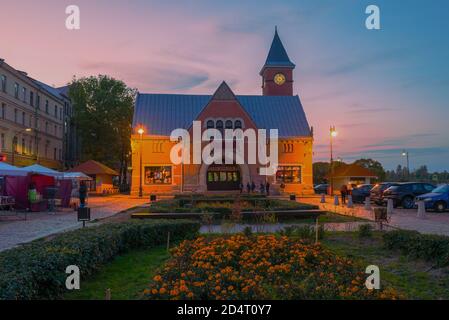 WYBORG, RUSSLAND - 03. OKTOBER 2020: Blick auf die Fassade des zentralen Stadtmarktes an einem Oktoberabend Stockfoto