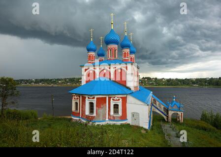 Die alte Kirche der Kasaner Ikone der Gottesmutter über dem stürmischen Himmel. Tutaev, Russland Stockfoto