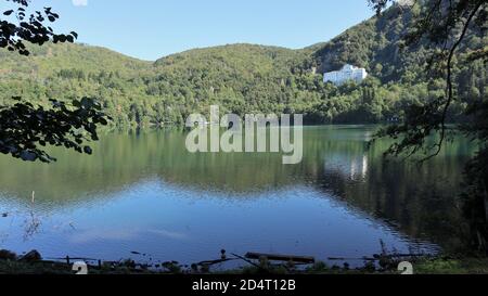 Monticchio - Panorama del Lago Piccolo dalla riva Stockfoto