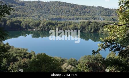 Monticchio - Panorama del Lago Piccolo Stockfoto