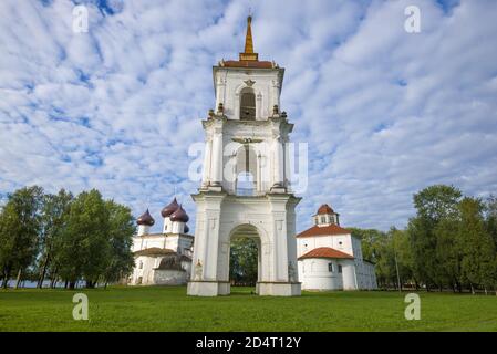 Alter Glockenturm aus der Nähe an einem bewölkten Augustmorgen. Der Platz der Kathedrale der Stadt Kargopol. Archangelsk Region, Russland Stockfoto