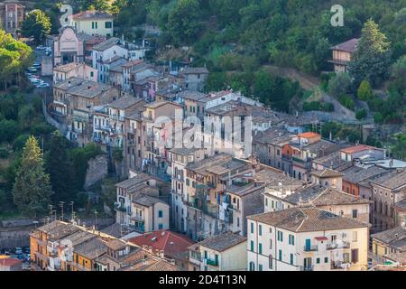 Soriano nel Cimino, Luftaufnahme der Stadt und ihrer Ziegeldächer. Gemeinde in der Provinz Viterbo, Latium, Mittelitalien. Grüner Hügel. Stockfoto