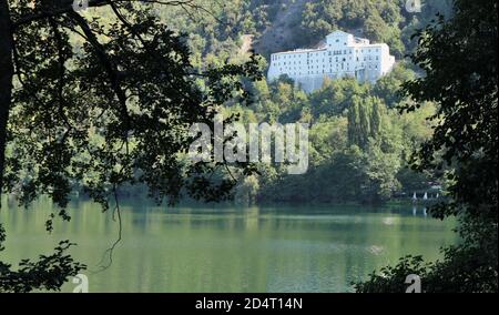 Monticchio - Scorcio del santuario dal Lago Piccolo Stockfoto