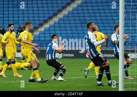 Barcelona, Spanien. Oktober 2020. Espanyols Wu Lei (4. R) und David Lopez (3. R) reagieren während eines Segunda-Division-Spiels der spanischen Liga zwischen RCD Espanyol und AD Alcorcon am 10. Oktober 2020 in Barcelona, Spanien. Quelle: Joan Gosa/ Xinhua/Alamy Live News Stockfoto