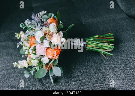 Elegantes zartes Bouquet der Braut aus weißen Pfingstrosen, Hortensien, Rosen und grünen Zweigen. Stockfoto