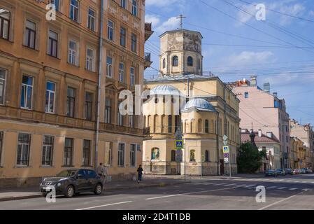 Kirche der Verkündigung der Seligen Jungfrau Maria in einem Stadtbild an einem Sommertag. St. Petersburg Stockfoto