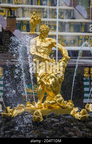 PETRODVORETS, RUSSLAND - 16. SEPTEMBER 2020: Skulptur 'Samson reißt den Mund des Löwen' aus der Nähe. Peterhof Stockfoto