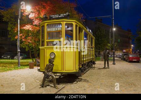 VYBORG, RUSSLAND - 03. OKTOBER 2020: Alte Straßenbahn-Café in der Nacht Stadt Stockfoto