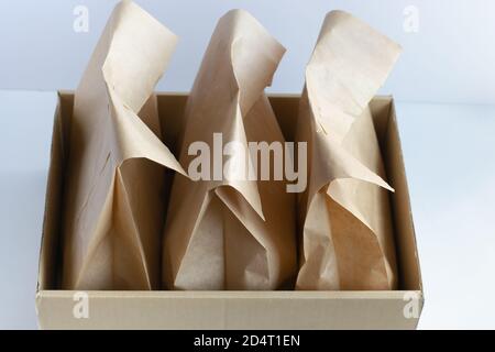 Kontaktlose Übertragung während einer Grippepandemie. Lebensmittel-Box und verpackte Produkte. Spendenbox. Online einkaufen. Coronavirus in Quarantäne gestellt. Draufsicht Stockfoto