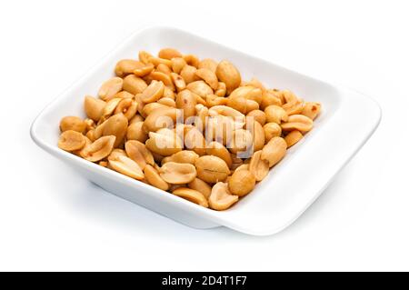 Erdnüsse in weißem Behälter auf weißem Hintergrund. Detaillierte Aufnahme mit Makroobjektiv. Stockfoto