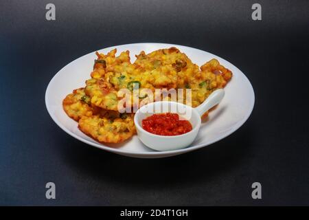 Bakwan Jagung. Indonesisches Essen. Gebratene Snacks aus Mehl und Mais Stockfoto