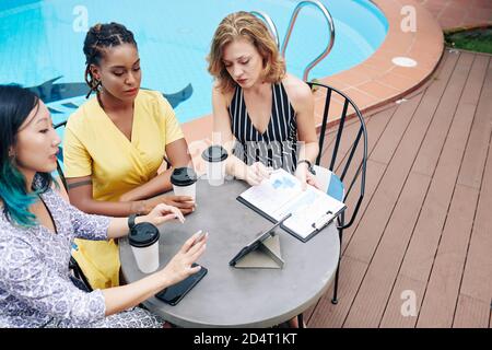 Geschäftsfrauen bei der Präsentation Stockfoto