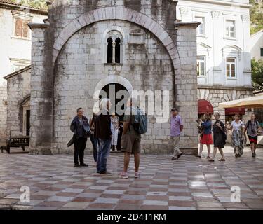 Kotor, Montenegro, 22. Sep 2019: Menschen auf dem St. Lukaplatz vor der gleichnamigen Kirche Stockfoto