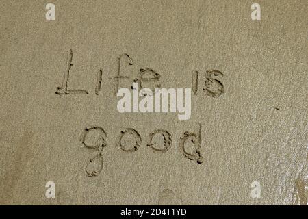 Das Leben ist gut - positives Denken Konzept. Inspiration und Motivation Zitat. Das Schild auf Sand geschrieben Stockfoto