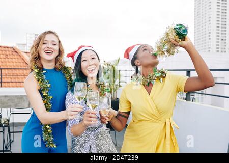 Weibliche Freunde feiern Urlaub Stockfoto
