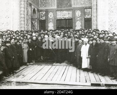 Eine Gruppe von Gemeindemitgliedern und Mitgliedern des Komitees für den Bau der Dommoschee in St. Petersburg im Jahr 1916 Stockfoto