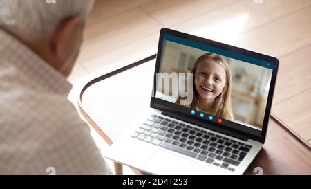 Reif Großvater haben Video Anruf mit Enkelin Stockfoto