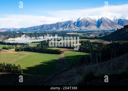 Mount Hutt und Rakaia Flusstal, in der Nähe von Methven, Canterbury, Südinsel, Neuseeland Stockfoto