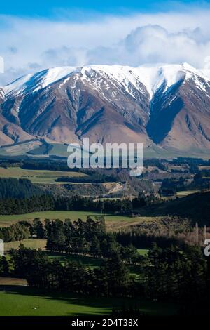 Mount Hutt und Rakaia Flusstal, in der Nähe von Methven, Canterbury, Südinsel, Neuseeland Stockfoto