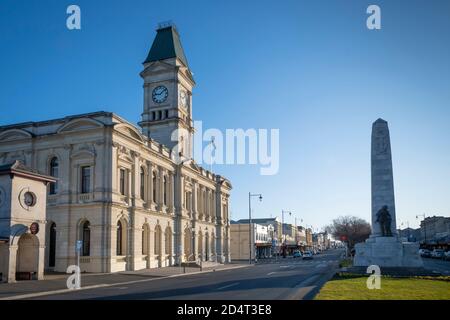 Thames Street, Oamaru, mit Waitaki District Council Gebäude und Kriegerdenkmal, Otago, South Island, Neuseeland Stockfoto