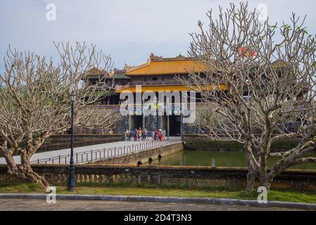 HUE, VIETNAM - 07. JANUAR 2016: Auf dem Gelände der alten kaiserlichen Residenz Stockfoto