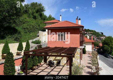 Blick auf das Bergdorf und die Hauptstraße nach Valtessiniko in Arcadia, Peloponnes, Griechenland Stockfoto