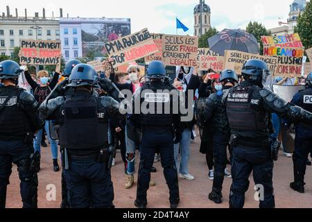 Am 10/10/2020, Lyon, Auvergne-Rhône-Alpes, Frankreich. Eine Gegendemonstration fand auf dem Platz Bellecour statt, wo die Demonstration der Marchons e stattfand Stockfoto