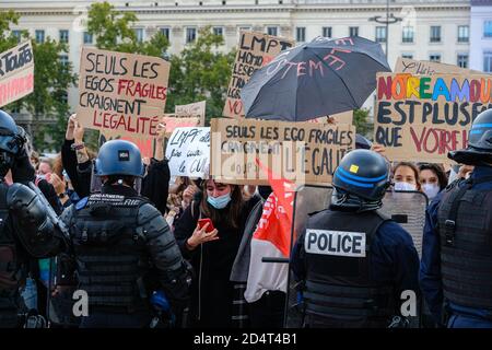 Am 10/10/2020, Lyon, Auvergne-Rhône-Alpes, Frankreich. Eine Gegendemonstration fand auf dem Platz Bellecour statt, wo die Demonstration der Marchons e stattfand Stockfoto