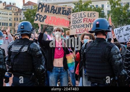 Am 10/10/2020, Lyon, Auvergne-Rhône-Alpes, Frankreich. Eine Gegendemonstration fand auf dem Platz Bellecour statt, wo die Demonstration der Marchons e stattfand Stockfoto