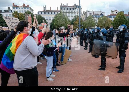 Am 10/10/2020, Lyon, Auvergne-Rhône-Alpes, Frankreich. Eine Gegendemonstration fand auf dem Platz Bellecour statt, wo die Demonstration der Marchons e stattfand Stockfoto