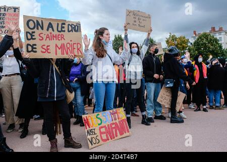 Am 10/10/2020, Lyon, Auvergne-Rhône-Alpes, Frankreich. Eine Gegendemonstration fand auf dem Platz Bellecour statt, wo die Demonstration der Marchons e stattfand Stockfoto