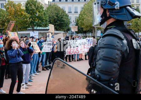 Am 10/10/2020, Lyon, Auvergne-Rhône-Alpes, Frankreich. Eine Gegendemonstration fand auf dem Platz Bellecour statt, wo die Demonstration der Marchons e stattfand Stockfoto