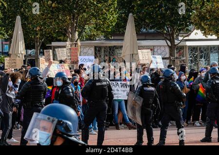 Am 10/10/2020, Lyon, Auvergne-Rhône-Alpes, Frankreich. Eine Gegendemonstration fand auf dem Platz Bellecour statt, wo die Demonstration der Marchons e stattfand Stockfoto