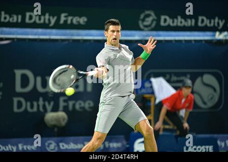 DUBAI, VAE, 27. Februar 2014. Novak Djokovic spielt im Halbfinale der Dubai Duty Free Tennis Championships eine Vorhand gegen Roger Federer. Feder Stockfoto