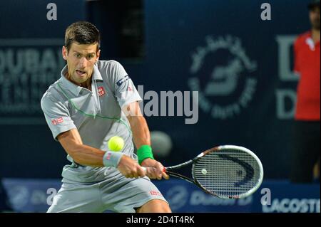 DUBAI, VAE, 27. Februar 2014. Novak Djokovic spielt im Halbfinale der Dubai Duty Free Tennis Championships eine Rückhand gegen Roger Federer. Feder Stockfoto